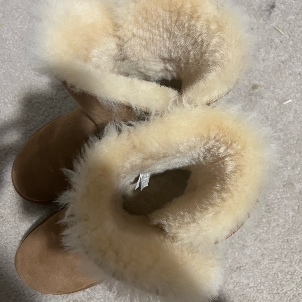 Button uggs - Picture 3 of 3